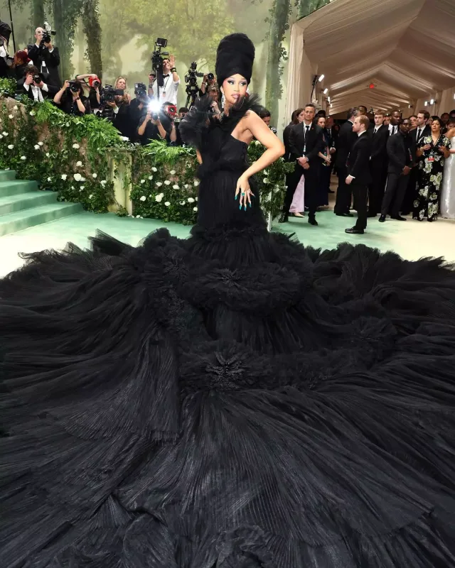 Met Gala 2024-də ulduz keçidi!