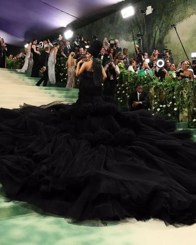 Met Gala 2024-də ulduz keçidi!