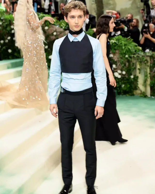 Met Gala 2024-də ulduz keçidi!