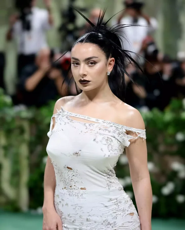 Met Gala 2024-də ulduz keçidi!