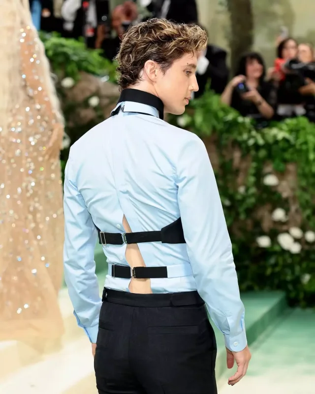 Met Gala 2024-də ulduz keçidi!