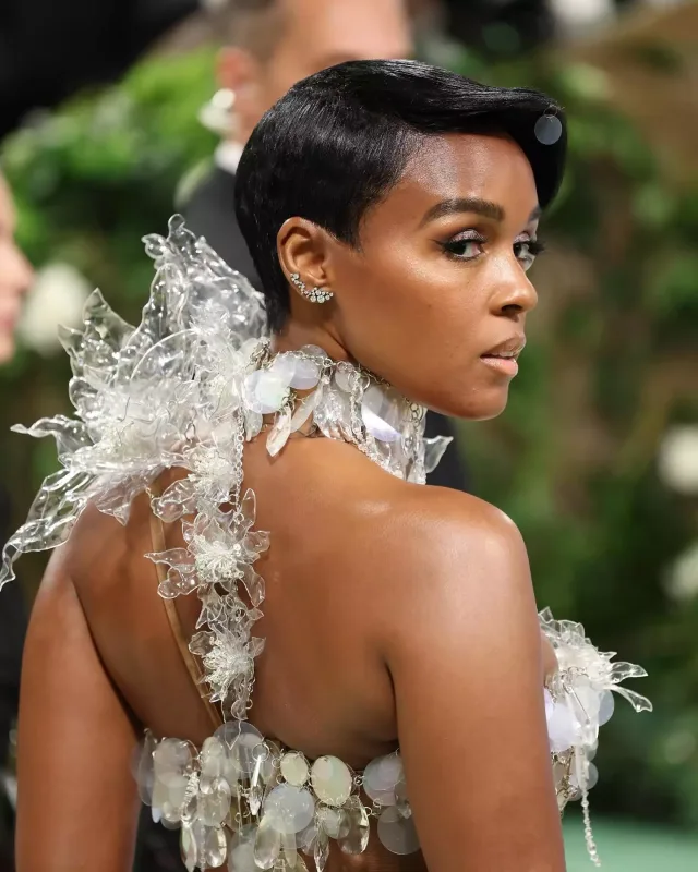 Met Gala 2024-də ulduz keçidi!