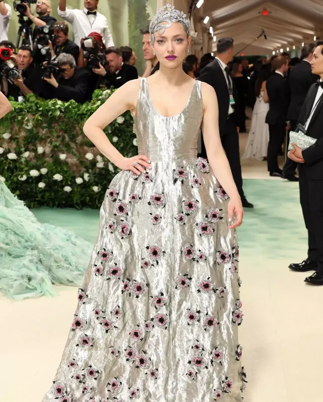 Met Gala 2024-də ulduz keçidi!