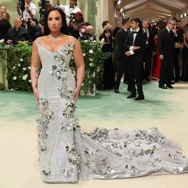 Met Gala 2024-də ulduz keçidi!