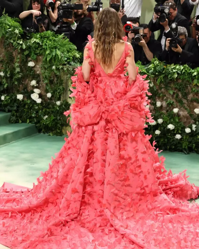 Met Gala 2024-də ulduz keçidi!