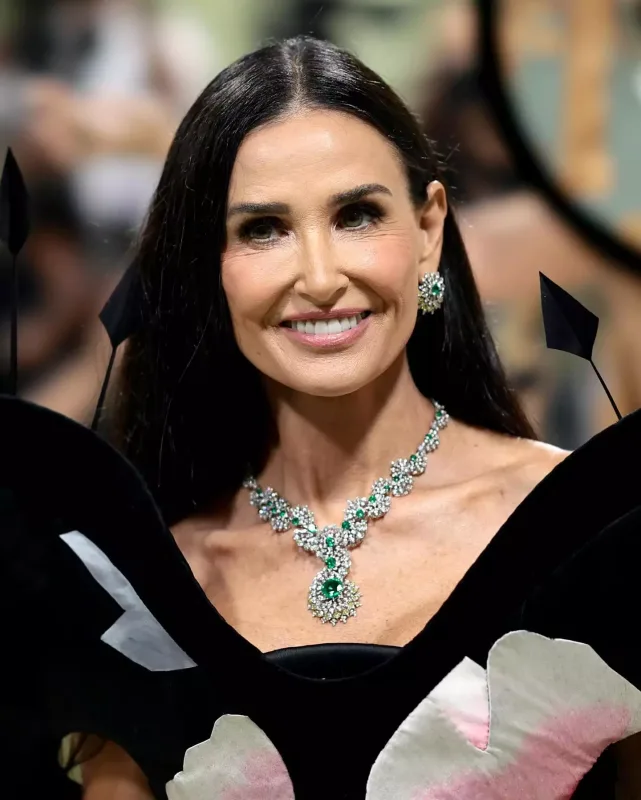 Met Gala 2024-də ulduz keçidi!