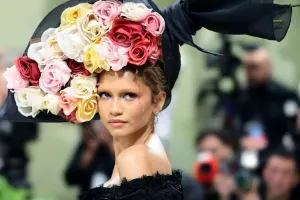 Bir gecədə üç libas dəyişdi