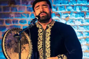 “Dedilər, adam o geyimdə mahnı oxuyar?”