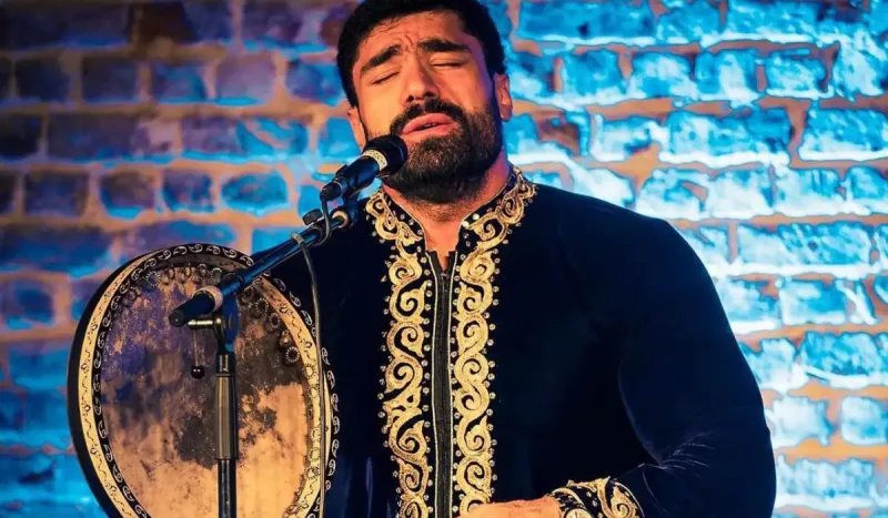 “Dedilər, adam o geyimdə mahnı oxuyar?”