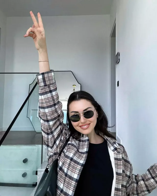 Safura 4-cü övladına hamilədir?