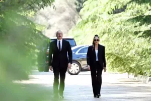 Prezidentlə xanımı Heydər Əliyevin məzarını ziyarət etdi