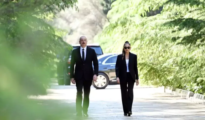 Prezidentlə xanımı Heydər Əliyevin məzarını ziyarət etdi