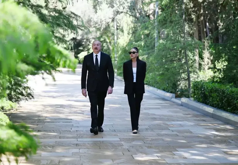 Prezidentlə xanımı Heydər Əliyevin məzarını ziyarət etdi