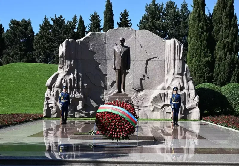 Prezidentlə xanımı Heydər Əliyevin məzarını ziyarət etdi