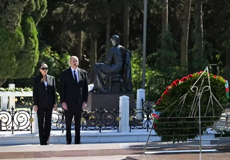 Prezidentlə xanımı Heydər Əliyevin məzarını ziyarət etdi