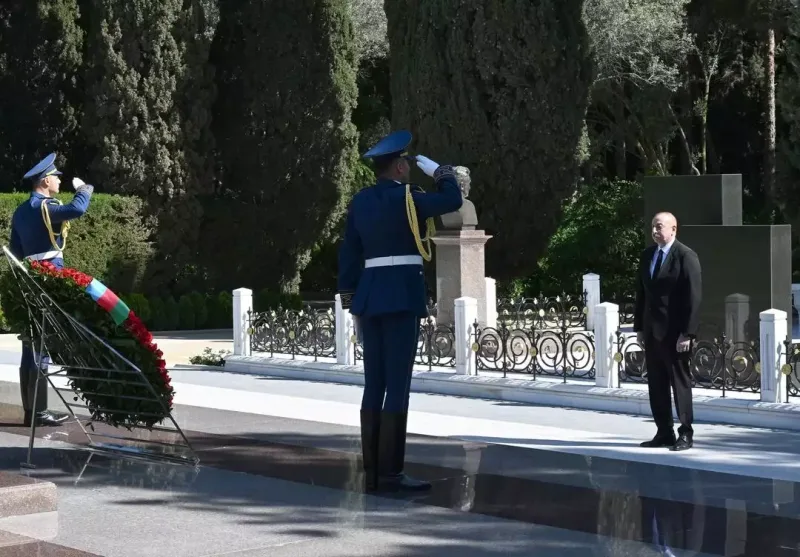 Prezidentlə xanımı Heydər Əliyevin məzarını ziyarət etdi