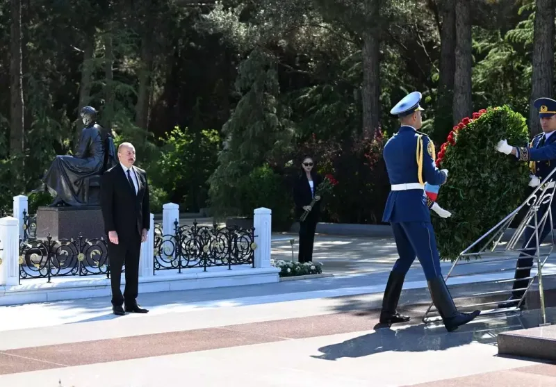 Prezidentlə xanımı Heydər Əliyevin məzarını ziyarət etdi