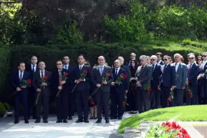 Mədəniyyət Nazirliyinin rəhbərliyi Ulu öndərin məzarını ziyarət edib