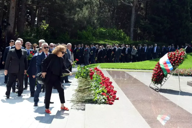 Mədəniyyət Nazirliyinin rəhbərliyi Ulu öndərin məzarını ziyarət edib