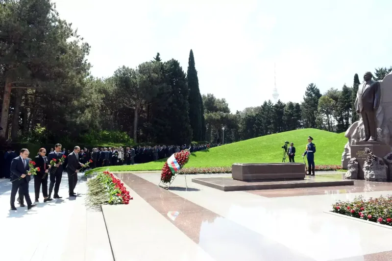 Mədəniyyət Nazirliyinin rəhbərliyi Ulu öndərin məzarını ziyarət edib