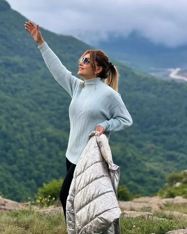 Zülfiyyə Xanbabayevadan Şuşada fotolar