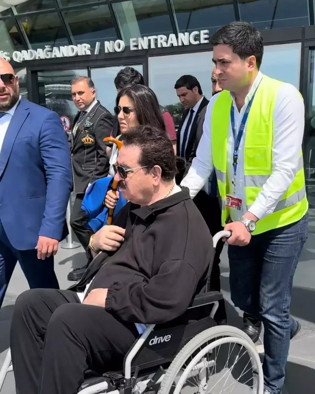 Tatlıses Bakıya əlil arabasında gəldi