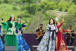 Nəsibə Abdullayeva Gülyanaq Məmmədova ilə “Xarıbülbül”də