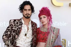 Helsi saçını çəhrayıya boyadı