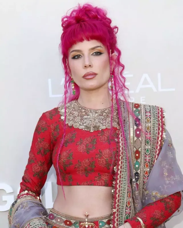 Helsi saçını çəhrayıya boyadı