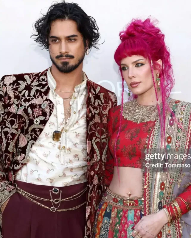 Helsi saçını çəhrayıya boyadı