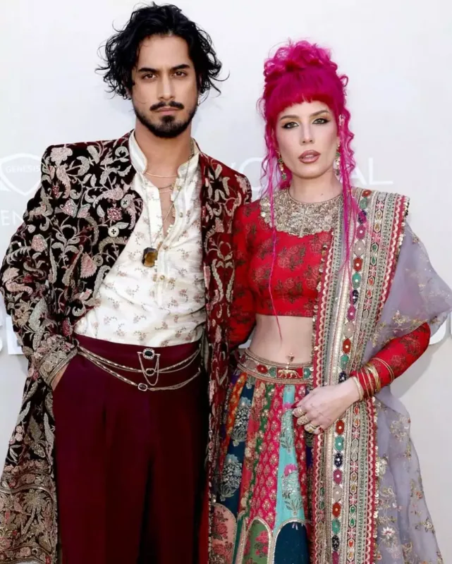 Helsi saçını çəhrayıya boyadı