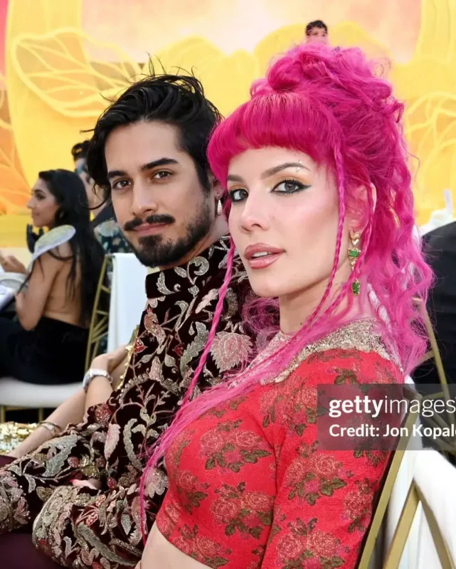 Helsi saçını çəhrayıya boyadı