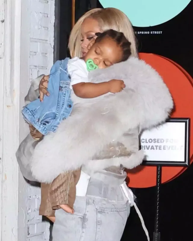 Rihanna oğlunun doğum günündə görüntüləndi