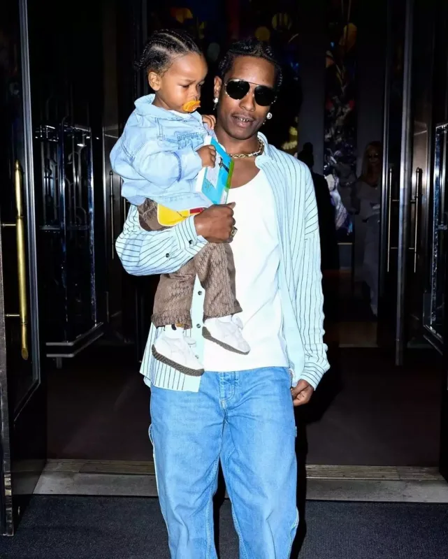Rihanna oğlunun doğum günündə görüntüləndi