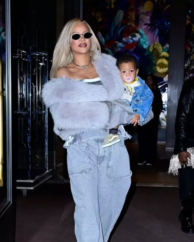 Rihanna oğlunun doğum günündə görüntüləndi