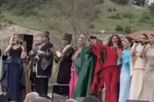 Sənətçilər “Xarıbülbül”ün bağlanışında