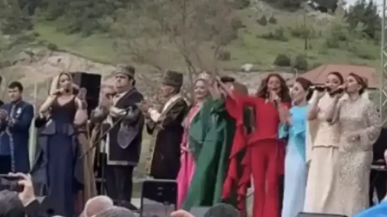 Sənətçilər “Xarıbülbül”ün bağlanışında