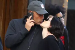 Yeni sevgilisi ilə öpüşərkən görüntüləndi