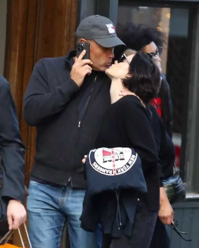 Yeni sevgilisi ilə öpüşərkən görüntüləndi