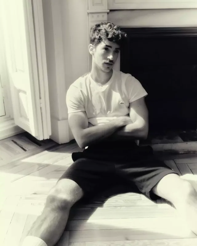 “Elite”in ulduzu evində fotosessiya etdirdi