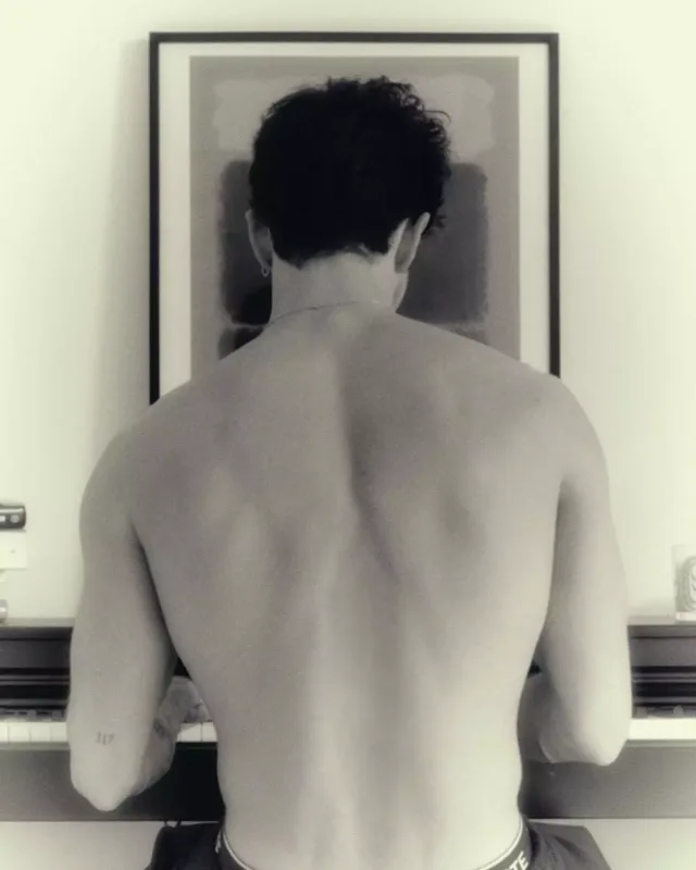 “Elite”in ulduzu evində fotosessiya etdirdi