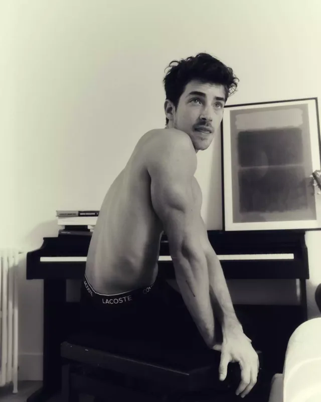 “Elite”in ulduzu evində fotosessiya etdirdi