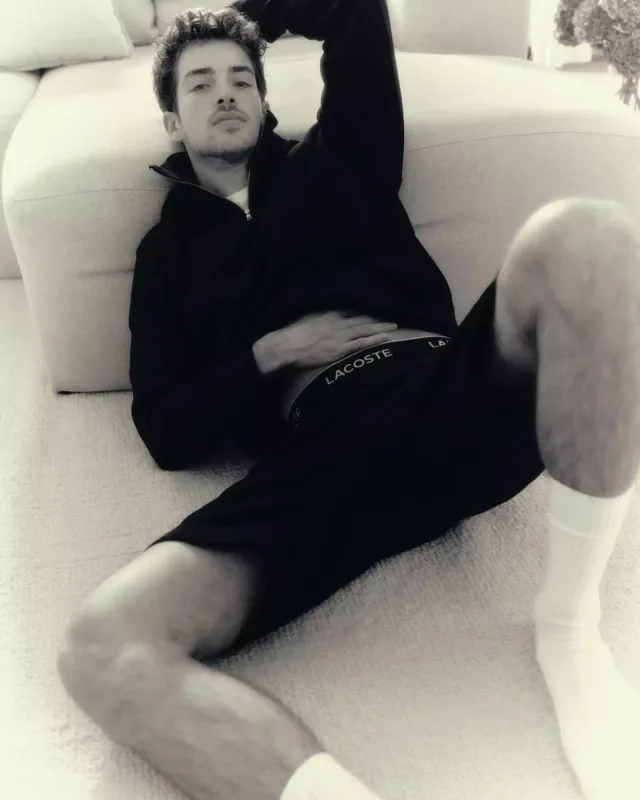 “Elite”in ulduzu evində fotosessiya etdirdi