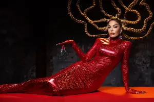 Aygün Kazımova saatlarla asılı qaldı