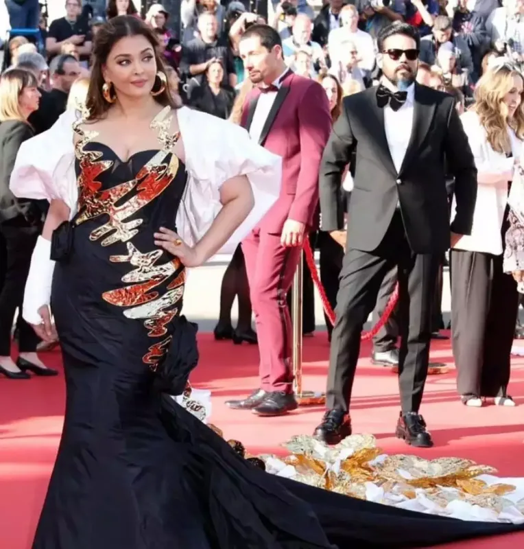 Festivala qolunda gipslə qatıldı