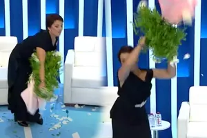 Canlı yayımda ərinin hədiyyəsini parçaladı - VİDEO