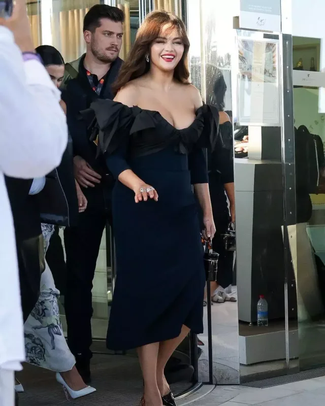 Selena festivala bu geyimdə qatıldı