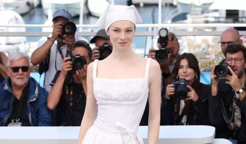 “Kann”ın qırmızı xalısında görüntüləndi