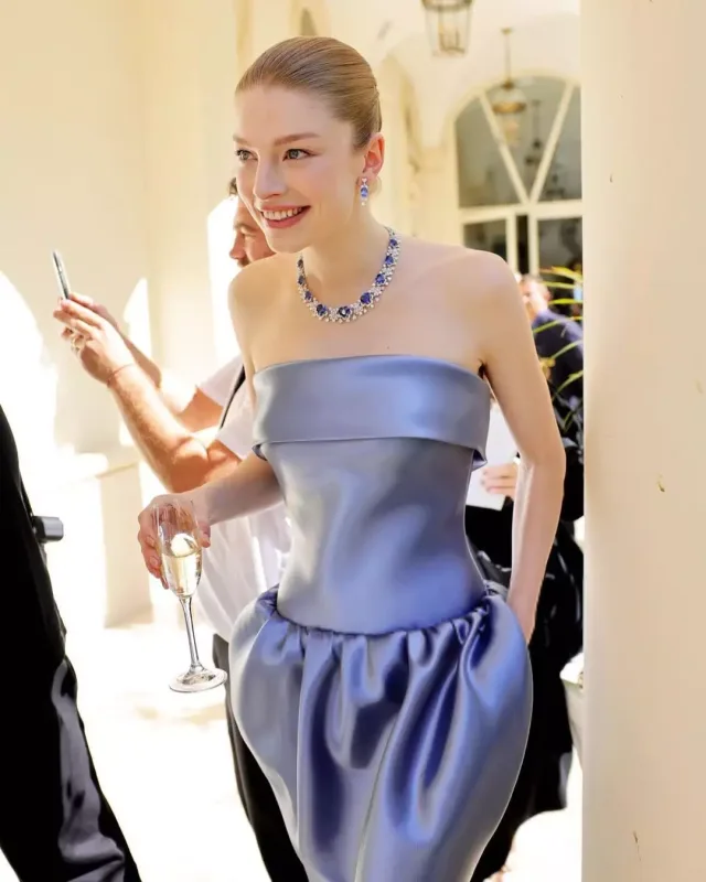 “Kann”ın qırmızı xalısında görüntüləndi