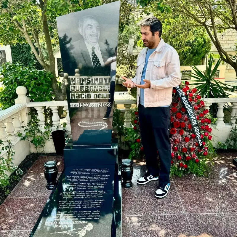 Mahsun Mübariz Mənsimovun atasının məzarında